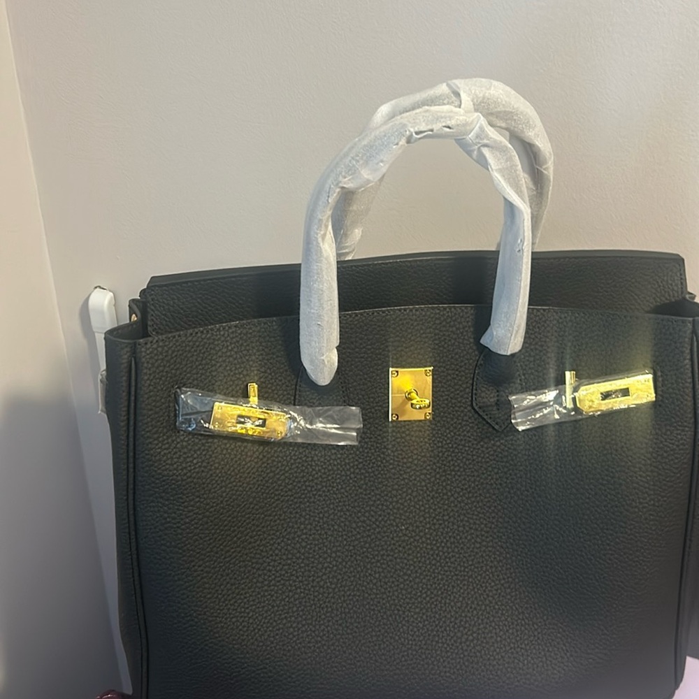 Beautiful new black “workin” has long strap and lock and key 
Great deal